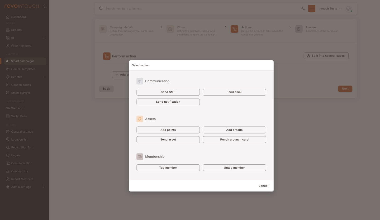 Schritt 3 "Aktion auswählen"-Modal mit allen neun Aktionen, gruppiert unter Kommunikation (SMS senden, E-Mail senden, Benachrichtigung senden), Assets (Punkte hinzufügen, Guthaben hinzufügen, Asset senden, Stempelkarte stempeln) und Mitgliedschaft (Mitglied taggen, Tag entfernen)