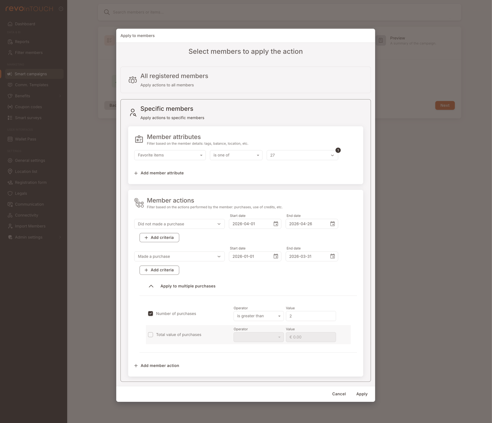 Das Auf Mitglieder anwenden-Modal innerhalb einer Smart Campaign — dieselbe Filter-UI wie Mitglieder filtern, aber innerhalb eines Modals. Überschrift "Mitglieder zum Anwenden der Aktion auswählen", Radio-Buttons Alle registrierten Mitglieder vs Bestimmte Mitglieder, dann dieselben Mitgliedsattribute- und Mitgliedsaktionen-Bereiche (mit Lieblingsartikel / ist einer von / 27 und Hat keinen / Hat einen Kauf getätigt-Zeilen sichtbar). Abbrechen / Anwenden Schaltflächen.