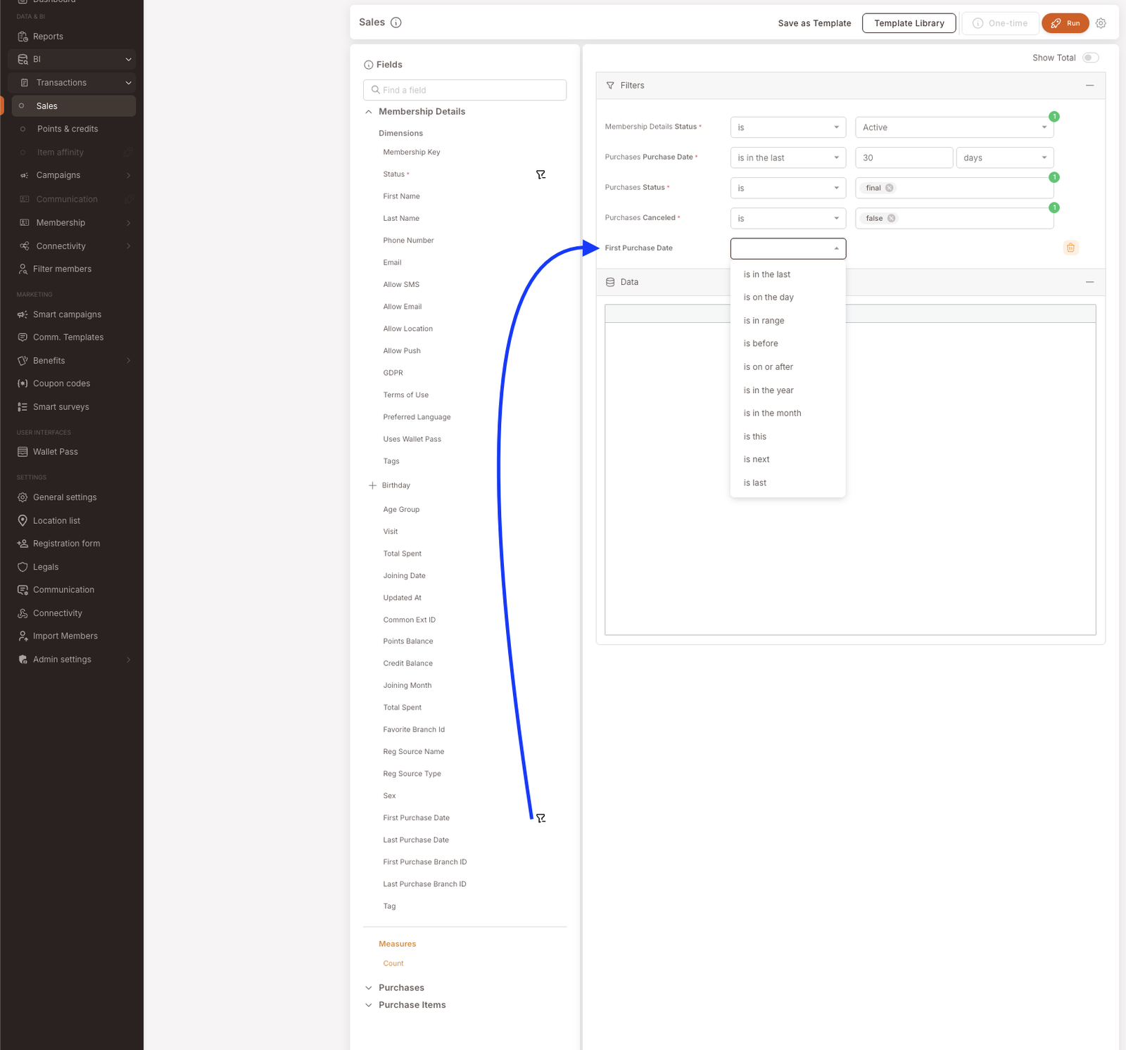BI Umsatz-Berichts-Builder. Das Felder-Panel links zeigt Mitgliedschaftsdetails vollständig expandiert mit vielen Mitgliederattributen (Membership Key, Status*, Vorname, Nachname usw.). Das Filtersymbol neben „Datum des ersten Kaufs" nahe dem unteren Rand ist hervorgehoben, und ein blauer Pfeil führt von dort nach oben zum Filter-Panel rechts, wo gerade eine Filterzeile „Datum des ersten Kaufs" hinzugefügt wurde mit einem Datum-Operator-Dropdown (mit Optionen: liegt in den letzten, ist am Tag, ist im Bereich, ist vor, ist am oder nach, liegt im Jahr, liegt im Monat, verwendet dies, ist nächster, ist letzter).