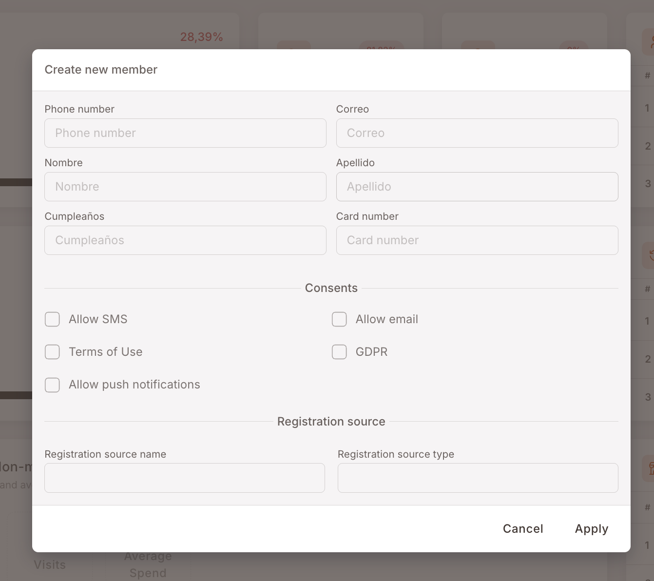 Modal Neues Mitglied erstellen. Felder für Telefonnummer, Correo, Nombre, Apellido, Cumpleaños, Kartennummer. Darunter: Bereich Einwilligungen mit Checkboxen für SMS erlauben, E-Mail erlauben, Nutzungsbedingungen, DSGVO, Push-Benachrichtigungen erlauben. Dann ein Bereich Registrierungsquelle mit Name- und Typfeldern. Schaltflächen Abbrechen / Anwenden unten rechts.