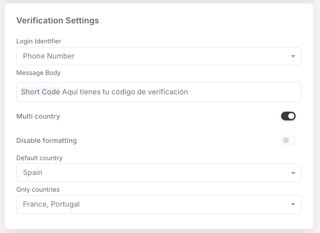 Karte Verifizierungseinstellungen. Anmelde-Identifikator auf Telefonnummer gesetzt. Nachrichtentext zeigt eine spanische OTP-Vorlage mit dem Kurzcode-Token. Schalter Mehrere Länder an, Standardland Spanien, Nur Länder auf Frankreich, Portugal gesetzt.