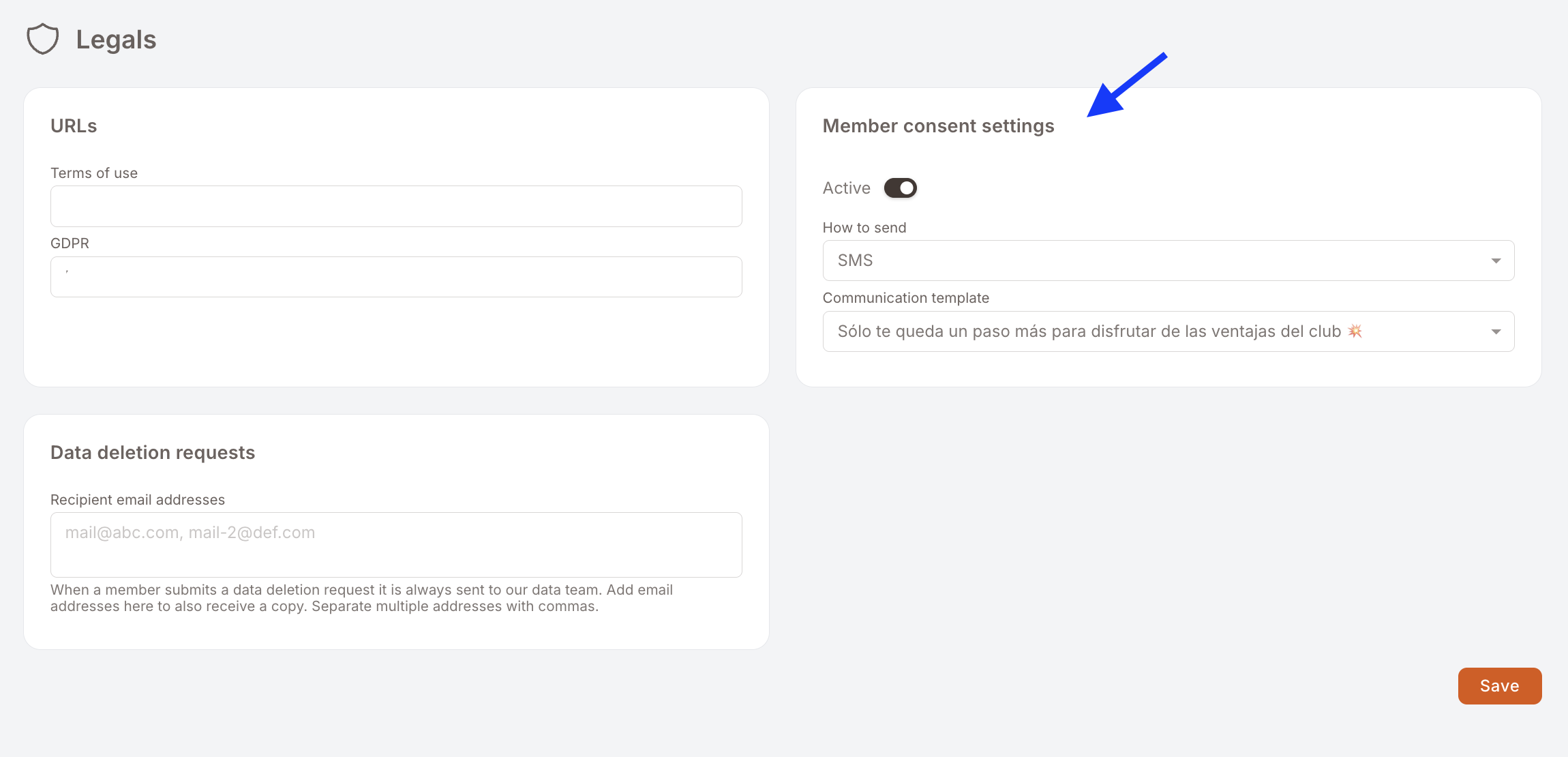 Die Seite Rechtliches. Rechts die Karte Member consent settings mit eingeschaltetem Schalter Active, einem Dropdown How to send auf SMS und einem Dropdown Communication template auf "Sólo te queda un paso más para disfrutar de las ventajas del club". Links die Karte URLs mit den Feldern Terms of use und GDPR und darunter die Karte Data deletion requests.