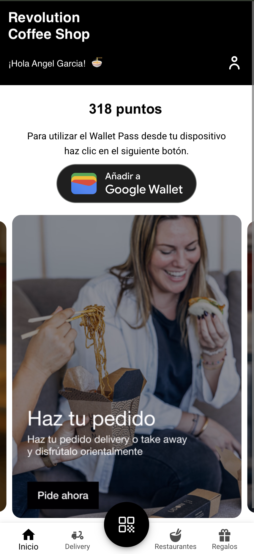 Die Web app auf einem Handy — Header "Revolution Coffee Shop" mit personalisierter Begrüßung "¡Hola Angel Garcia!", einer Punkte-Guthaben-Karte mit einer Schaltfläche "Añadir a Google Wallet", einer Karussell-Folie, die ein Liefer-Angebot bewirbt, und einer unteren Navigationsleiste mit Inicio / Delivery / Restaurantes / Regalos