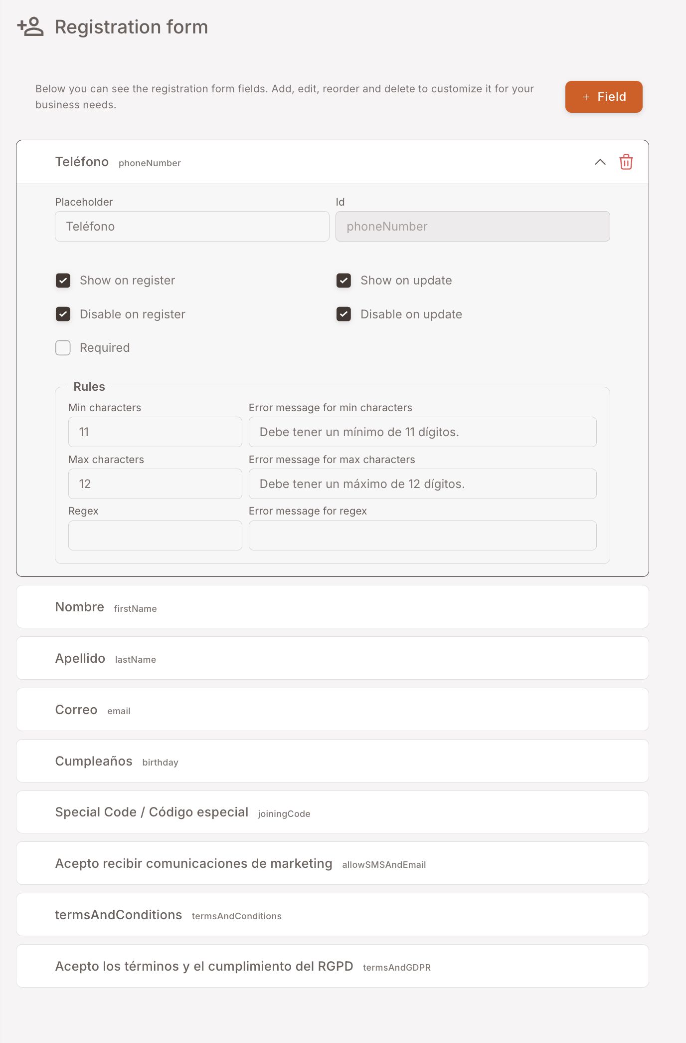 Seite Registrierungsformular. Kopfzeile lautet "Registration form — Below you can see the registration form fields. Add, edit, reorder and delete to customize it for your business needs." Ein "+ Field"-Button rechts. Die Karte Teléfono (phoneNumber) ist ausgeklappt und zeigt Placeholder "Teléfono", Id "phoneNumber", Kontrollkästchen für Show on register, Show on update, Disable on register, Disable on update, Required, plus einen Rules-Abschnitt mit Min characters 11 (Fehlermeldung auf Spanisch), Max characters 12, Regex mit Fehlermeldung. Darunter: eingeklappte Karten für Nombre, Apellido, Correo, Cumpleaños, Special Code / Código especial, Acepto recibir comunicaciones de marketing, termsAndConditions, Acepto los términos y el cumplimiento del RGPD.