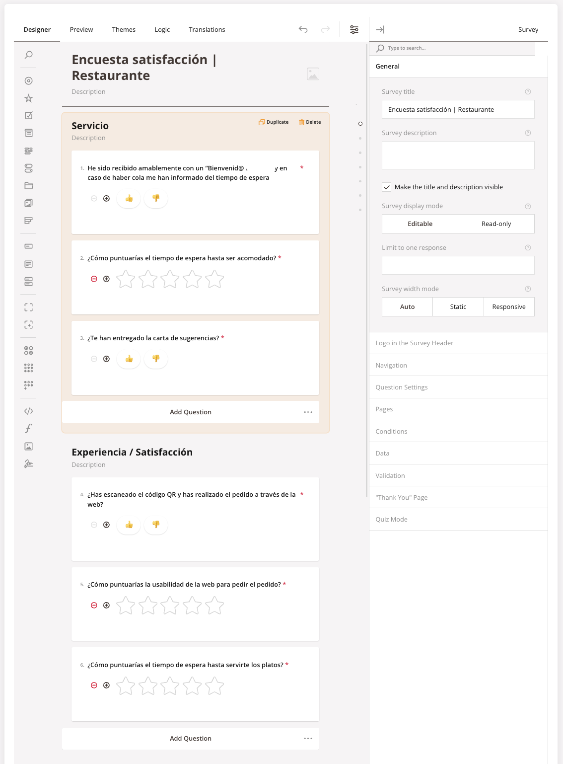 Der Designer-Tab der Umfrage. Obere Tab-Leiste: Designer (ausgewählt) / Preview / Themes / Logic / Translations. Hauptleinwand zeigt die Umfrage "Encuesta satisfacción | Restaurante" mit einer Servicio-Seite oben — eine Daumen-hoch / Daumen-runter-Frage (¿He sido recibido amablemente…?), eine 5-Sterne-Bewertungsfrage (¿Cómo puntuarías el tiempo de espera?) und eine weitere Daumen-Frage (¿Te han entregado la carta de sugerencias?). Unten: Experiencia / Satisfacción-Seite mit einer Daumen-Frage (¿Has escaneado el código QR…?) und zwei weiteren Sterne-Bewertungsfragen. Die rechte Leiste zeigt das Panel Allgemeine Einstellungen (Survey title, Survey description, display mode, response limit, width mode) und darunter ausklappbare Abschnitte: Logo in the Survey Header, Navigation, Question Settings, Pages, Conditions, Data, Validation, "Thank You" Page, Quiz Mode.