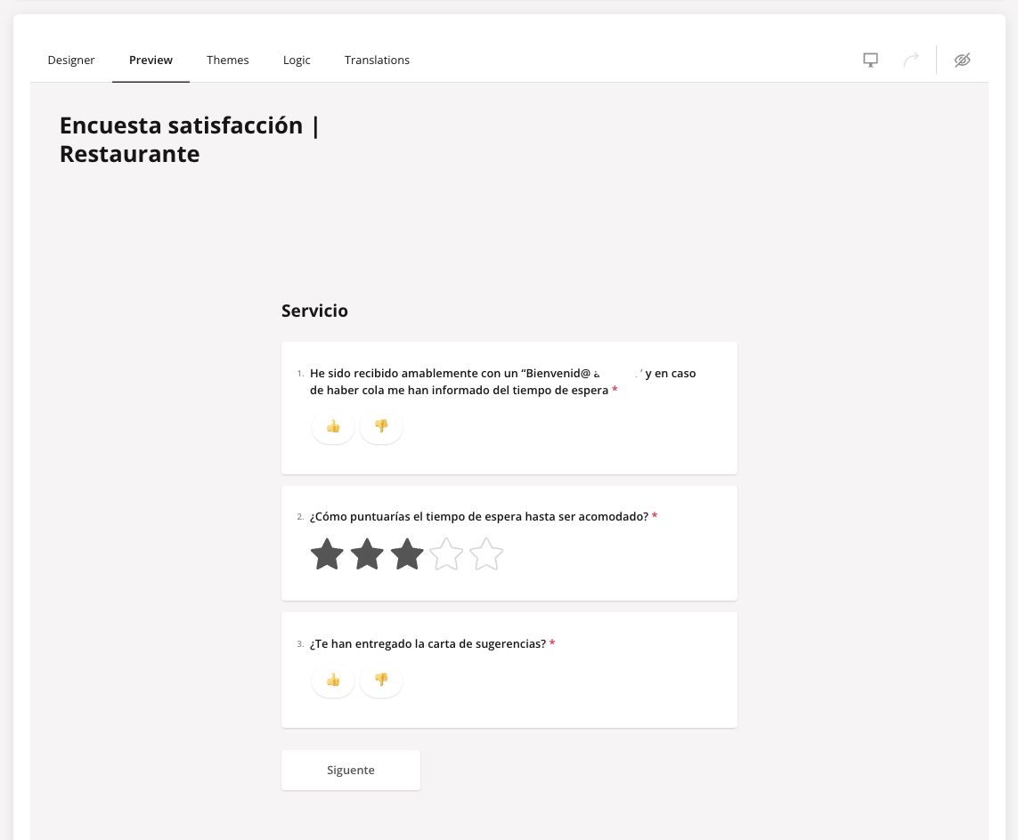 Preview-Tab im Umfrage-Builder. Die gerenderte Umfrage "Encuesta satisfacción | Restaurante" auf der Servicio-Seite. Drei Fragen sichtbar: eine Daumen-hoch / Daumen-runter-Frage (¿He sido recibido amablemente…?), eine 5-Sterne-Bewertungsfrage (¿Cómo puntuarías el tiempo de espera hasta ser acomodado?) mit 3 von 5 ausgefüllten Sternen und eine weitere Daumen-hoch / Daumen-runter-Frage (¿Te han entregado la carta de sugerencias?). Eine Siguiente-Schaltfläche unten geht zur nächsten Seite weiter.