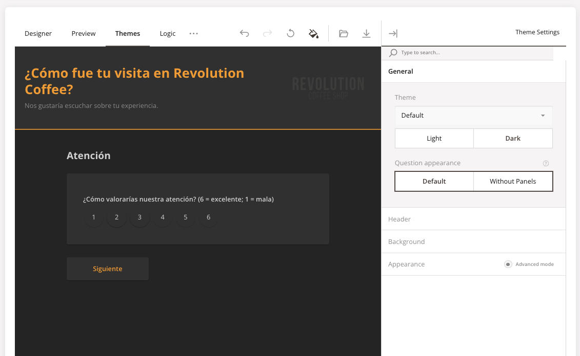 Der Themes-Tab. Umfrage gerendert mit einem benutzerdefinierten Dunkel-Theme und einem Marken-Header. Die rechte Leiste zeigt Theme-Einstellungen: Theme-Dropdown (Default), Hell / Dunkel-Toggle, Question appearance (Default / Without Panels), ausklappbare Header / Background / Appearance.