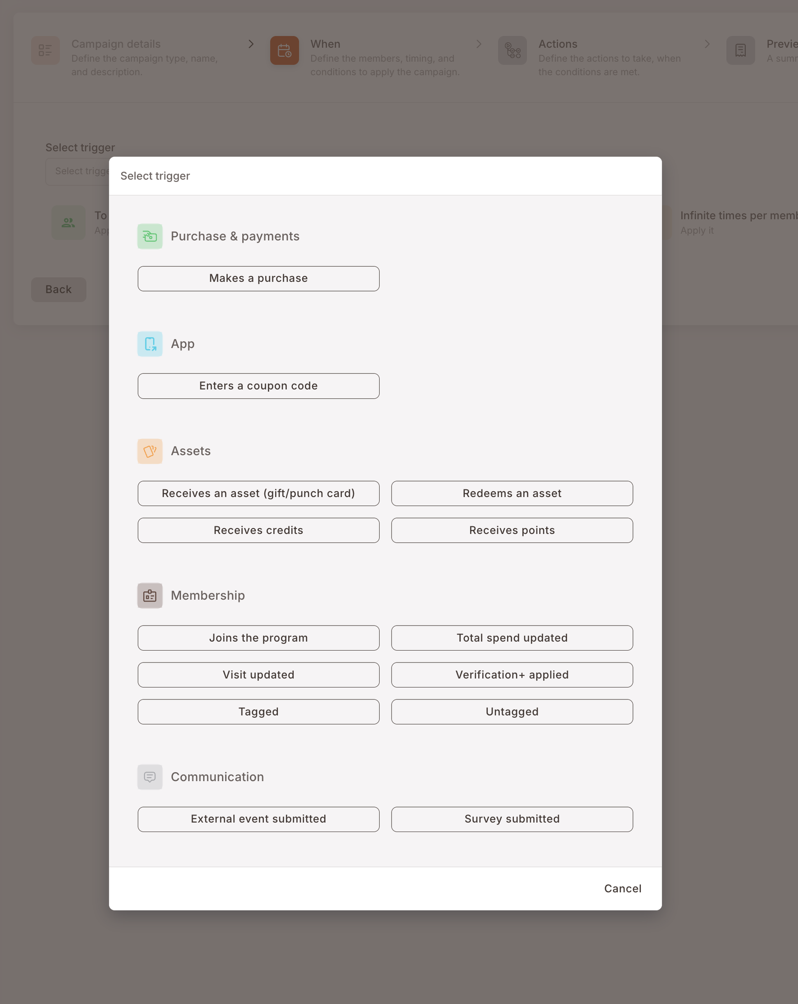 Das Modal Trigger auswählen, mit den fünf Kategoriegruppen (Käufe & Zahlungen, App, Assets, Mitgliedschaft, Kommunikation) und den 14 Auslösern, die sie enthalten