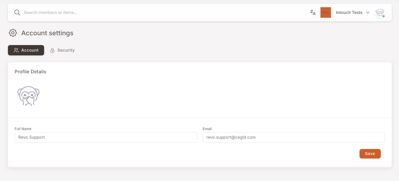 Página de configuración de cuenta, pestaña Cuenta seleccionada. Sección de Detalles del perfil con el avatar del usuario y debajo: campos Nombre completo y Email rellenados con los datos del usuario conectado. Botón Guardar abajo a la derecha.