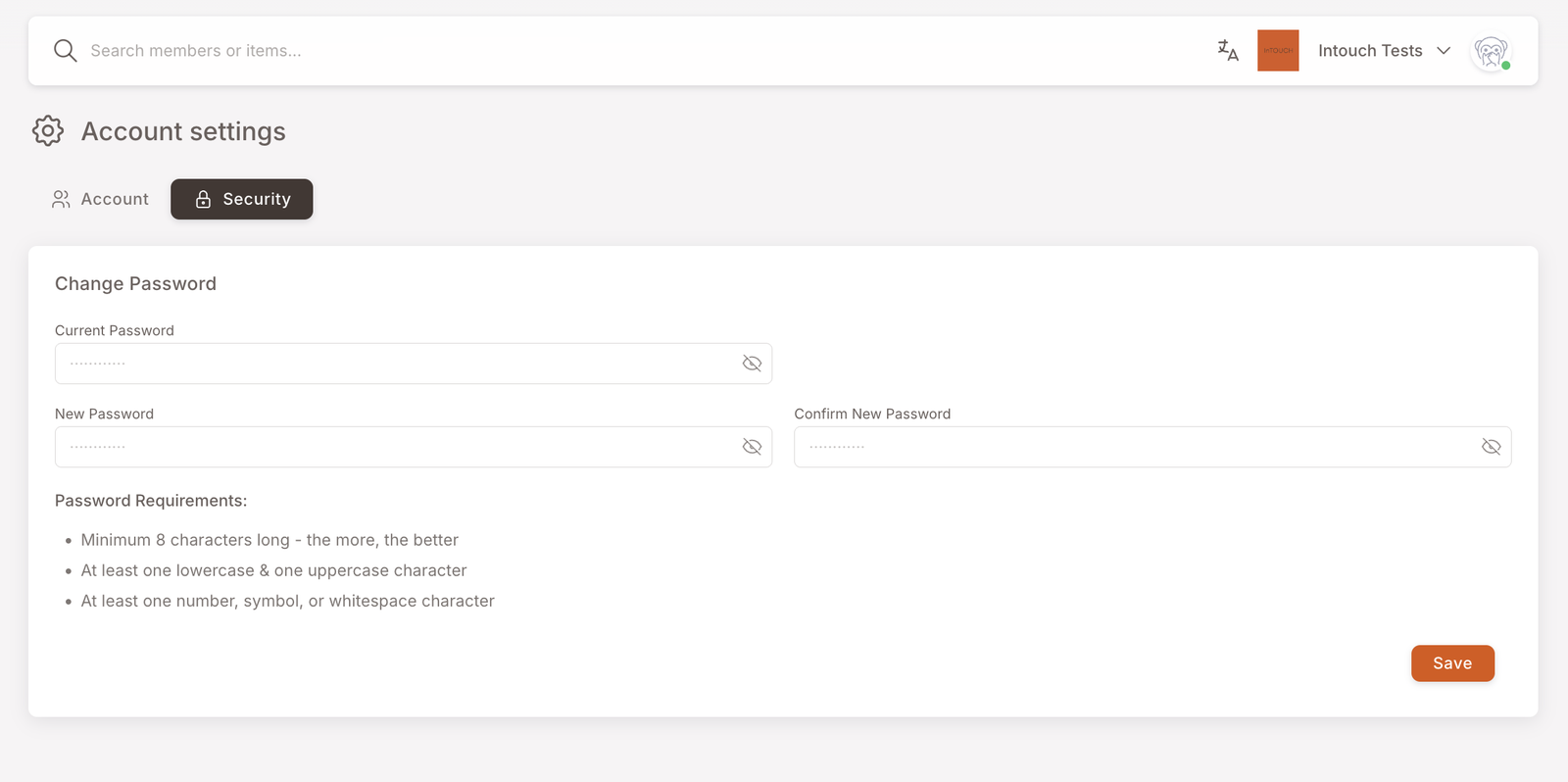 Página de configuración de cuenta, pestaña Seguridad seleccionada. Sección Cambiar contraseña con tres campos de entrada (Contraseña actual, Nueva contraseña, Confirmar nueva contraseña) y una lista de viñetas de Requisitos de contraseña (Mínimo 8 caracteres, Al menos una minúscula y mayúscula, Al menos un número/símbolo/espacio en blanco). Botón Guardar abajo a la derecha.
