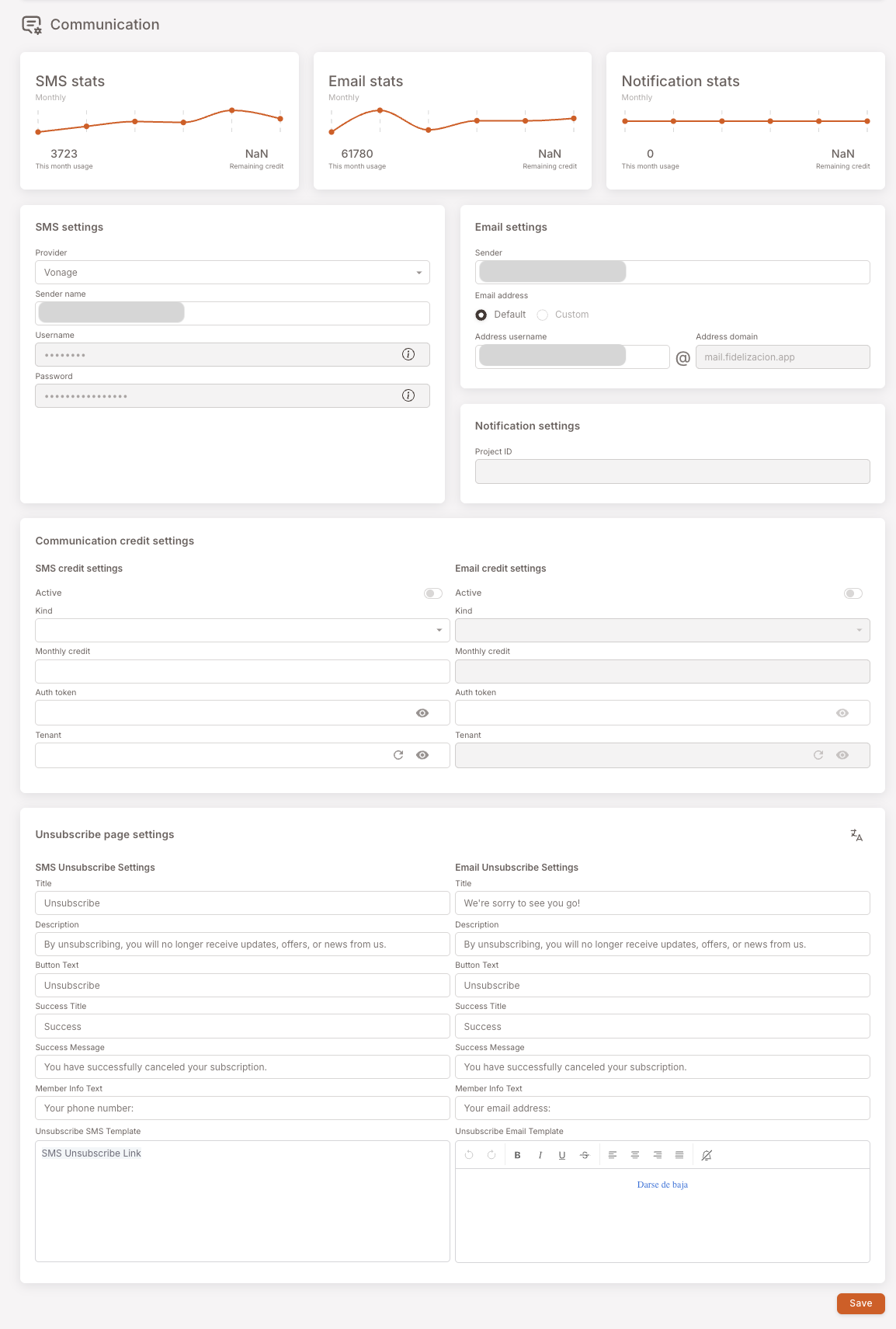 Página de ajustes de Comunicación. Fila superior: estadísticas de SMS / estadísticas de Email / estadísticas de Notificación — cada una un pequeño gráfico mensual con los números "This month usage" y "Remaining credit". Fila intermedia: tarjeta de ajustes de SMS (Provider Vonage, Sender name, Username, Password) y tarjeta de ajustes de Email (Sender, Email address, radio Default/Custom, Address username, Address domain), más ajustes de Notificación (Project ID). Sección inferior: ajustes de crédito de comunicación — ajustes de crédito de SMS (Active, Kind, Monthly credit, Auth token, Tenant) y ajustes de crédito de Email (misma forma). Abajo: ajustes de la página de baja — Ajustes de baja de SMS y Ajustes de baja de Email con campos Title, Description, Button Text, Success Title, Success Message, Member Info Text, Unsubscribe SMS / Email Template.