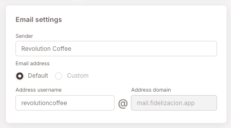 Panel de ajustes de correo — el campo Remitente (relleno con una marca de ejemplo), el selector de Dirección de correo en Predeterminada, y el campo Usuario de la dirección (un local-part con identidad de marca) combinado con el dominio proporcionado "mail.fidelizacion.app".