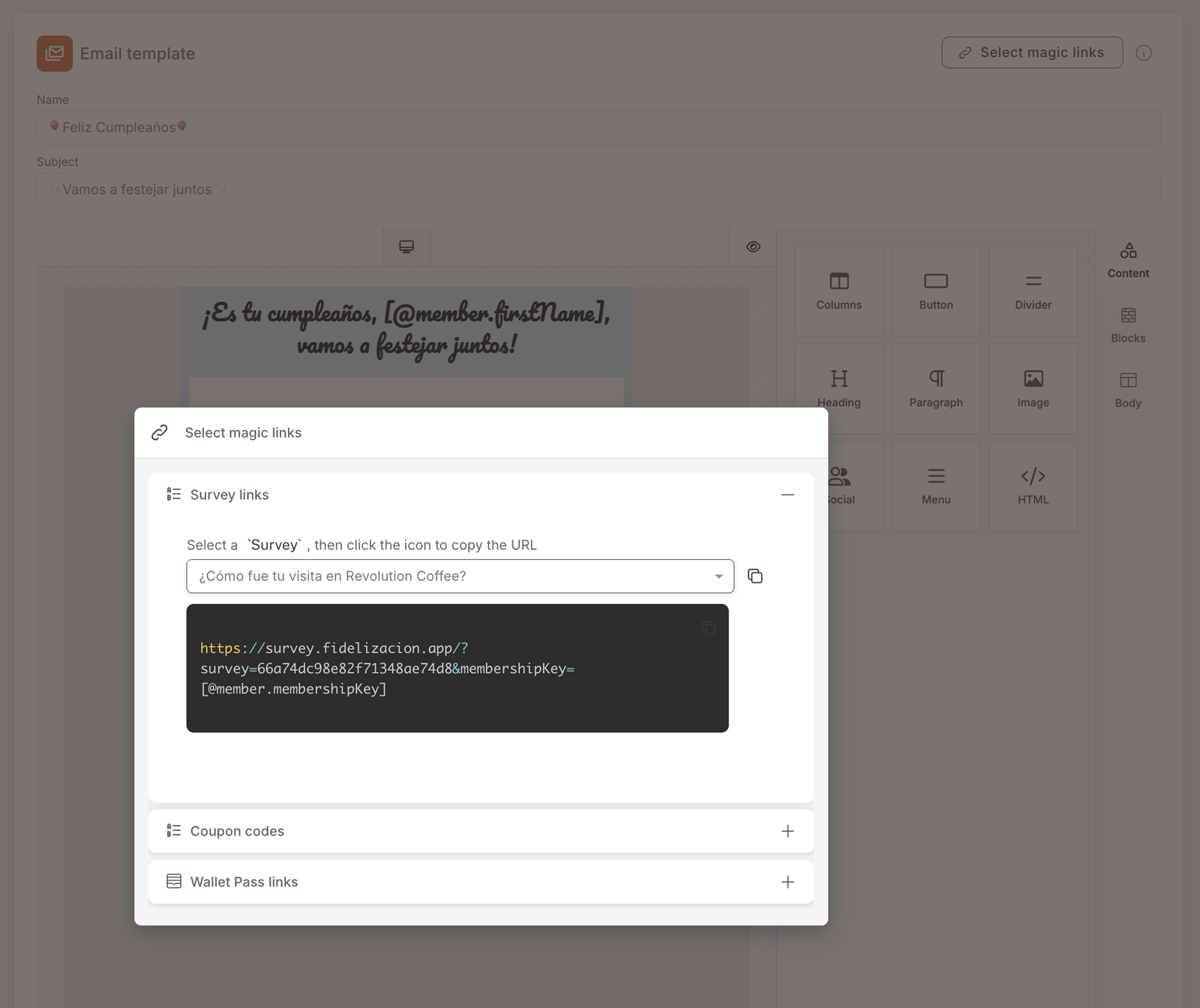 Mismo selector con Enlaces de encuesta expandido. Muestra un menú desplegable para seleccionar la encuesta ("¿Cómo fue tu visita en Revolution Coffee?"), un icono para copiar la URL y una vista previa de URL de muestra: https://survey.fidelizacion.app/?survey=66a74dc9be82f71348ae74d8&amp;membershipKey=[member.membershipKey].