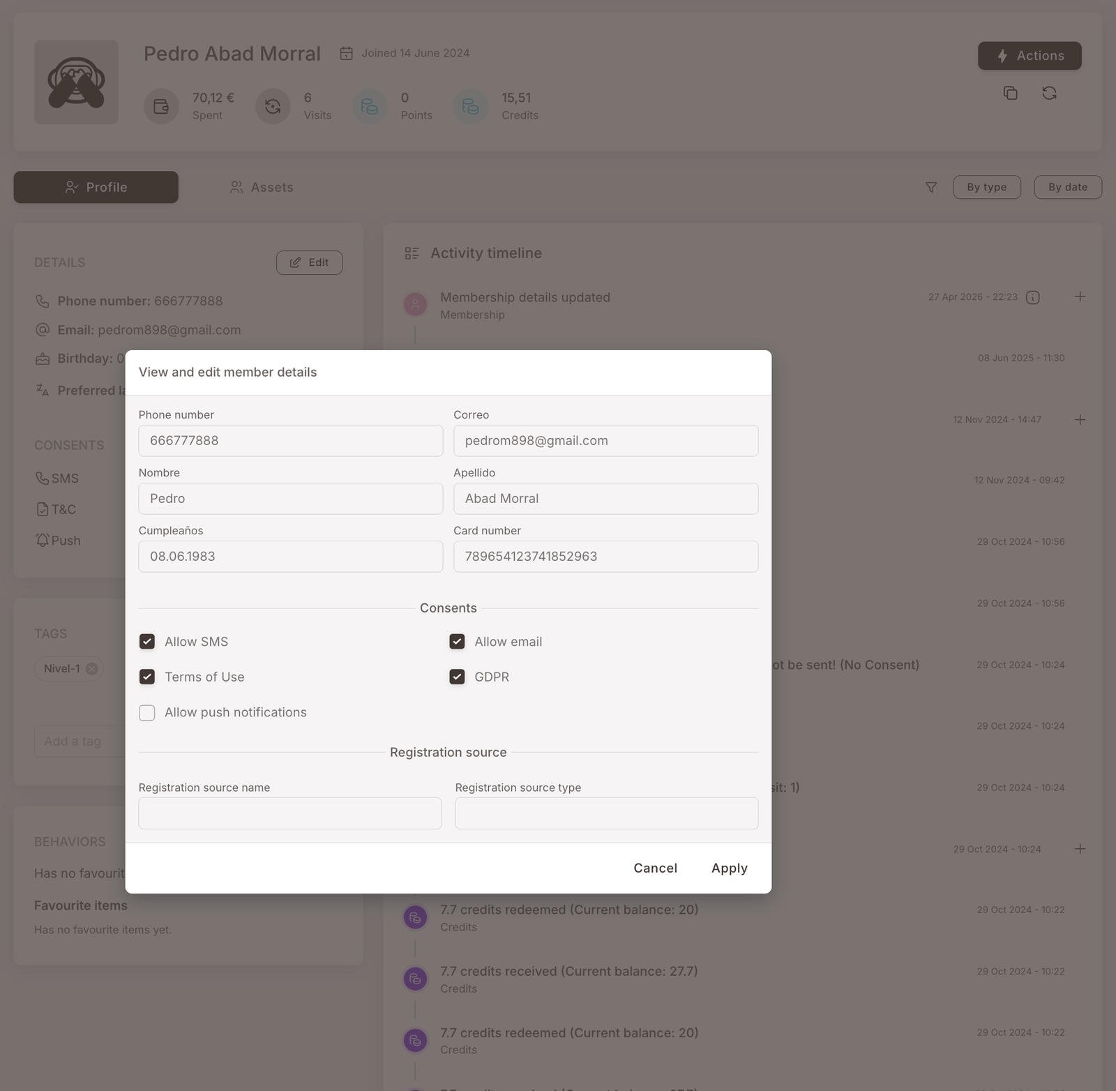 Modal Ver y editar detalles del miembro abierto desde un perfil de miembro. Campos visibles: Teléfono, Correo, Nombre, Apellidos, Cumpleaños, Número de tarjeta, Consentimientos (Permitir SMS, Permitir correo, Términos de uso, RGPD, Permitir notificaciones push — casillas), Origen de registro (nombre, tipo). Botones Cancelar / Aplicar abajo a la derecha.