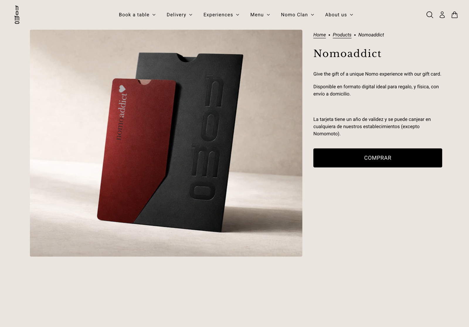 La página de detalle de producto de un comercio para una tarjeta regalo digital — eslogan "Regala el regalo de una experiencia única con nuestra tarjeta regalo", disponible en formatos físico y digital con entrega a domicilio, una tarjeta regalo en la imagen a la izquierda, y un botón de llamada a la acción "Comprar".