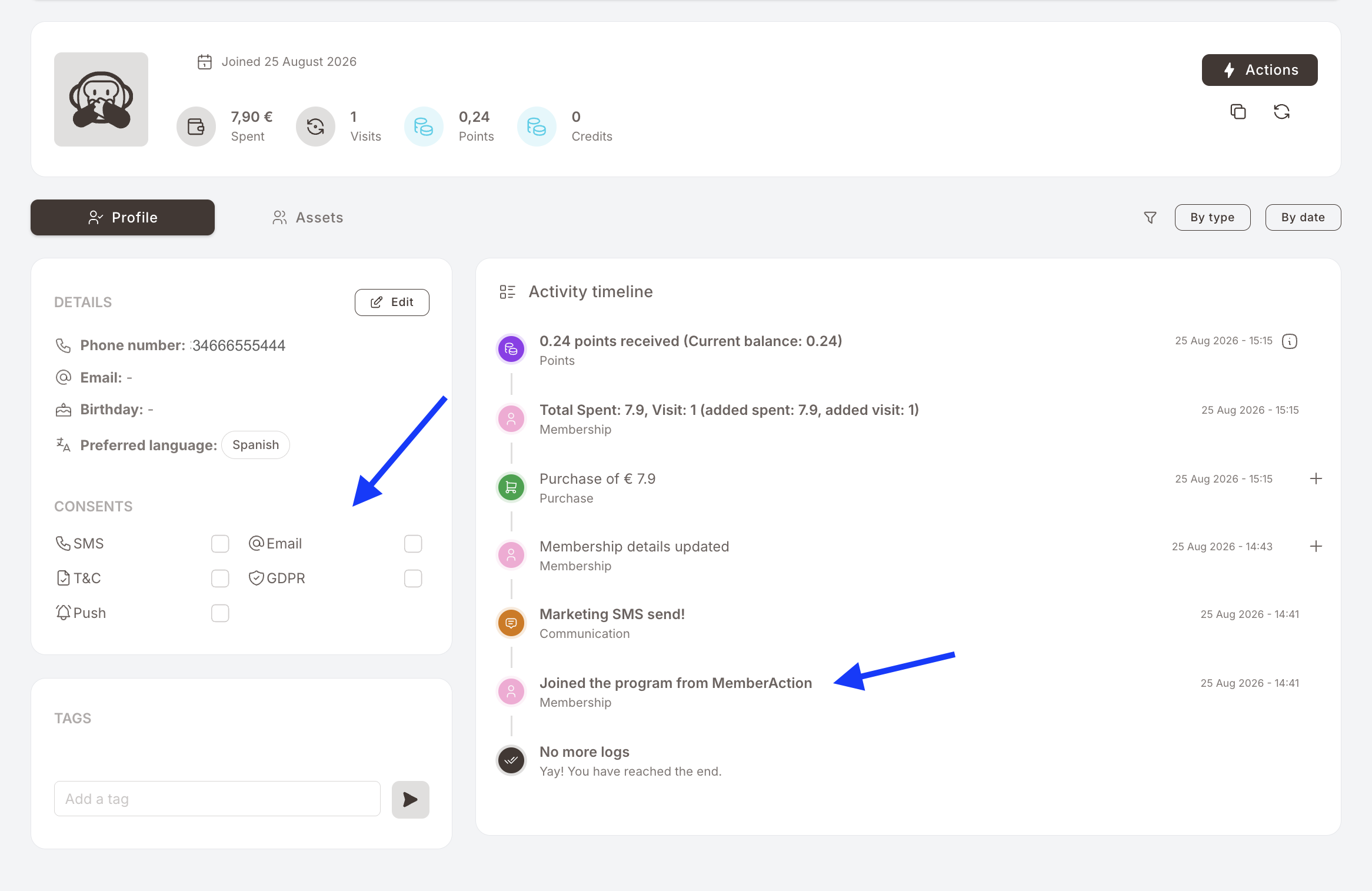 Perfil de un miembro pocos minutos después de un registro rápido desde el TPV. El panel Details muestra solo un número de teléfono; Email y Birthday están vacíos con guiones. Las cinco casillas de Consents — SMS, Email, T&amp;C, GDPR, Push — están sin marcar. El panel Tags está vacío. La línea de tiempo de actividad de la derecha ya muestra, de más reciente a más antiguo: puntos recibidos, una actualización del gasto total, una compra de 7,90 €, una actualización de los datos de la membresía, un evento de comunicación "Marketing SMS send!" y, al final, "Joined the program from MemberAction".