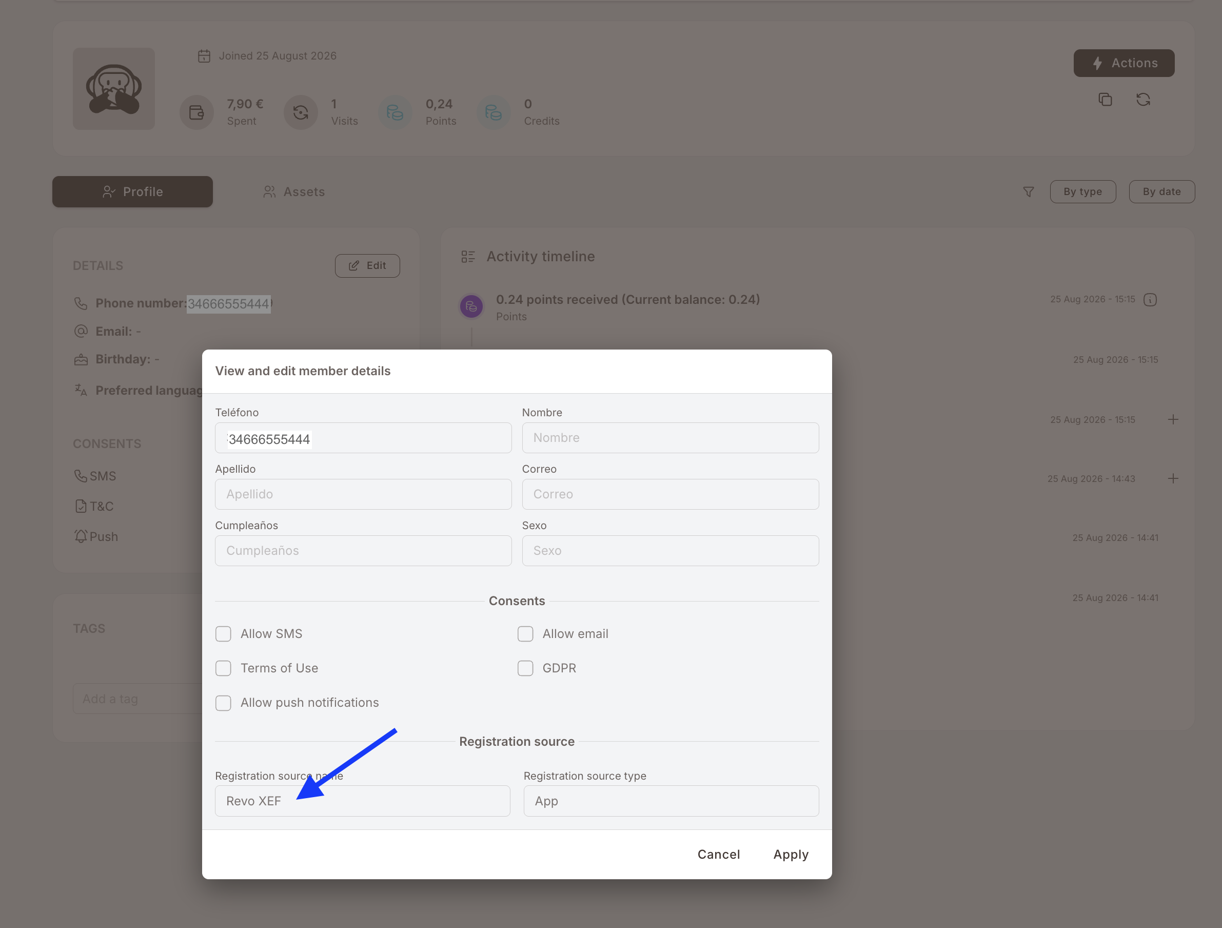 Bir üye profilinin üzerinde açılmış "View and edit member details" penceresi. Kimlik alanlarının ve onay kutularının altında, iki salt okunur alandan oluşan bir Registration source bölümü var: kaydı gönderen POS'un adını gösteren Registration source name ve "App" yazan Registration source type.